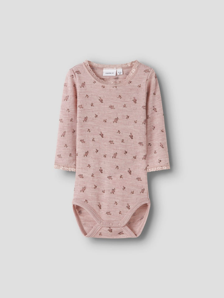 Rosa merinoull baby body till flicka med spets och söta blommor. Ull body till bebis i mjuk skön merino ull, underställ för bebis.
NBFWANG WOOL NEEDLE LS BODY NOOS
13228300