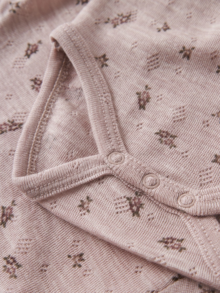 Rosa merinoull baby body till flicka med spets och söta blommor. Ull body till bebis i mjuk skön merino ull, underställ för bebis.
NBFWANG WOOL NEEDLE LS BODY NOOS
13228300