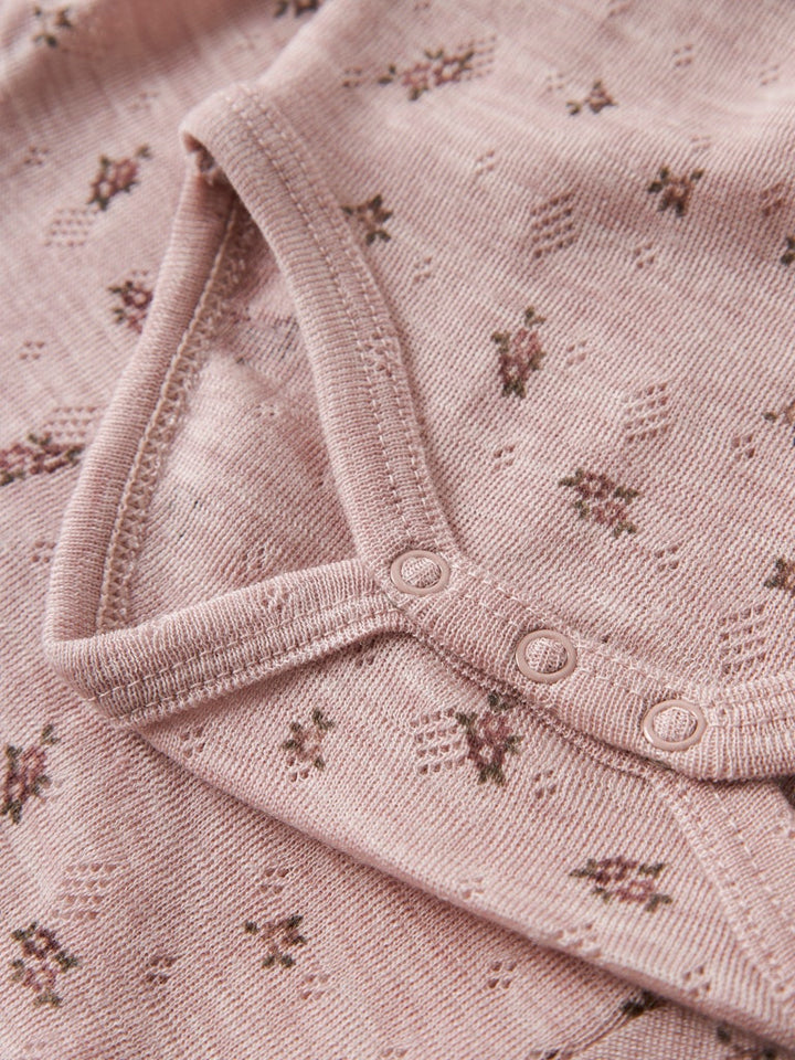 Rosa merinoull baby body till flicka med spets och söta blommor. Ull body till bebis i mjuk skön merino ull, underställ för bebis.
NBFWANG WOOL NEEDLE LS BODY NOOS
13228300