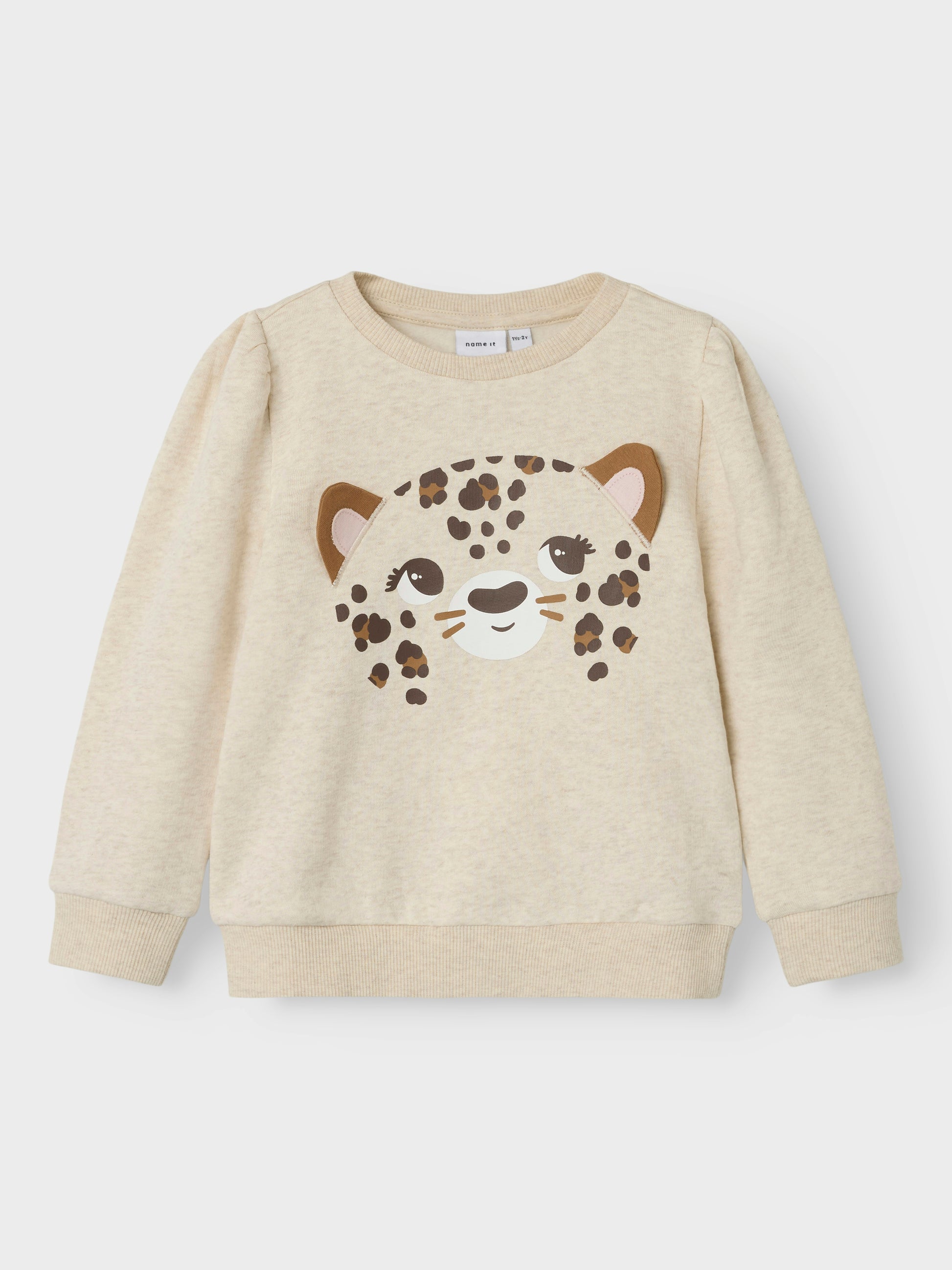 Beige sweatshirt tröja med söt leopard på bröstet. Långärmad topp i ekologisk bomull som är mjuk och skön och passar utmärkt när din flicka, tjej leker.

Produkttyp: Sweatshirts
Hals: Rund hals
Ärm: Långa ärmar
Ärmar: Puffärmar
Muddar: Ribbstickade muddar
Extra detaljer: Ribbkant
Tryck : Pigmenttryck för ett mjukt tryck på lättare tyger
Passform: Normal passform
Fästkomp: Bomull

Skapa en trendig och avslappnad look. Borstad sweat