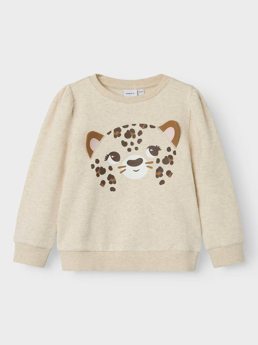 Beige sweatshirt tröja med söt leopard på bröstet. Långärmad topp i ekologisk bomull som är mjuk och skön och passar utmärkt när din flicka, tjej leker.

Produkttyp: Sweatshirts
Hals: Rund hals
Ärm: Långa ärmar
Ärmar: Puffärmar
Muddar: Ribbstickade muddar
Extra detaljer: Ribbkant
Tryck : Pigmenttryck för ett mjukt tryck på lättare tyger
Passform: Normal passform
Fästkomp: Bomull

Skapa en trendig och avslappnad look. Borstad sweat