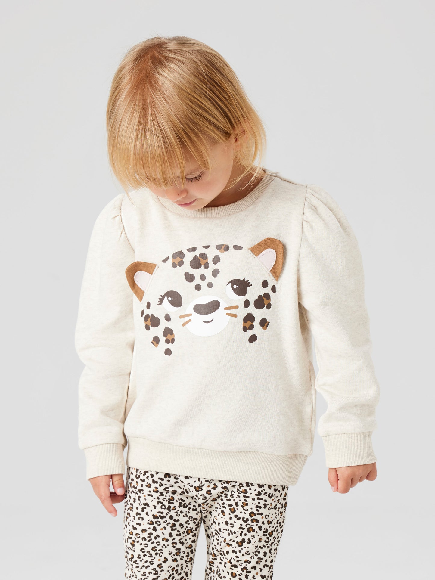 Beige sweatshirt tröja med söt leopard på bröstet. Långärmad topp i ekologisk bomull som är mjuk och skön och passar utmärkt när din flicka, tjej leker.

Produkttyp: Sweatshirts
Hals: Rund hals
Ärm: Långa ärmar
Ärmar: Puffärmar
Muddar: Ribbstickade muddar
Extra detaljer: Ribbkant
Tryck : Pigmenttryck för ett mjukt tryck på lättare tyger
Passform: Normal passform
Fästkomp: Bomull

Skapa en trendig och avslappnad look. Borstad sweat