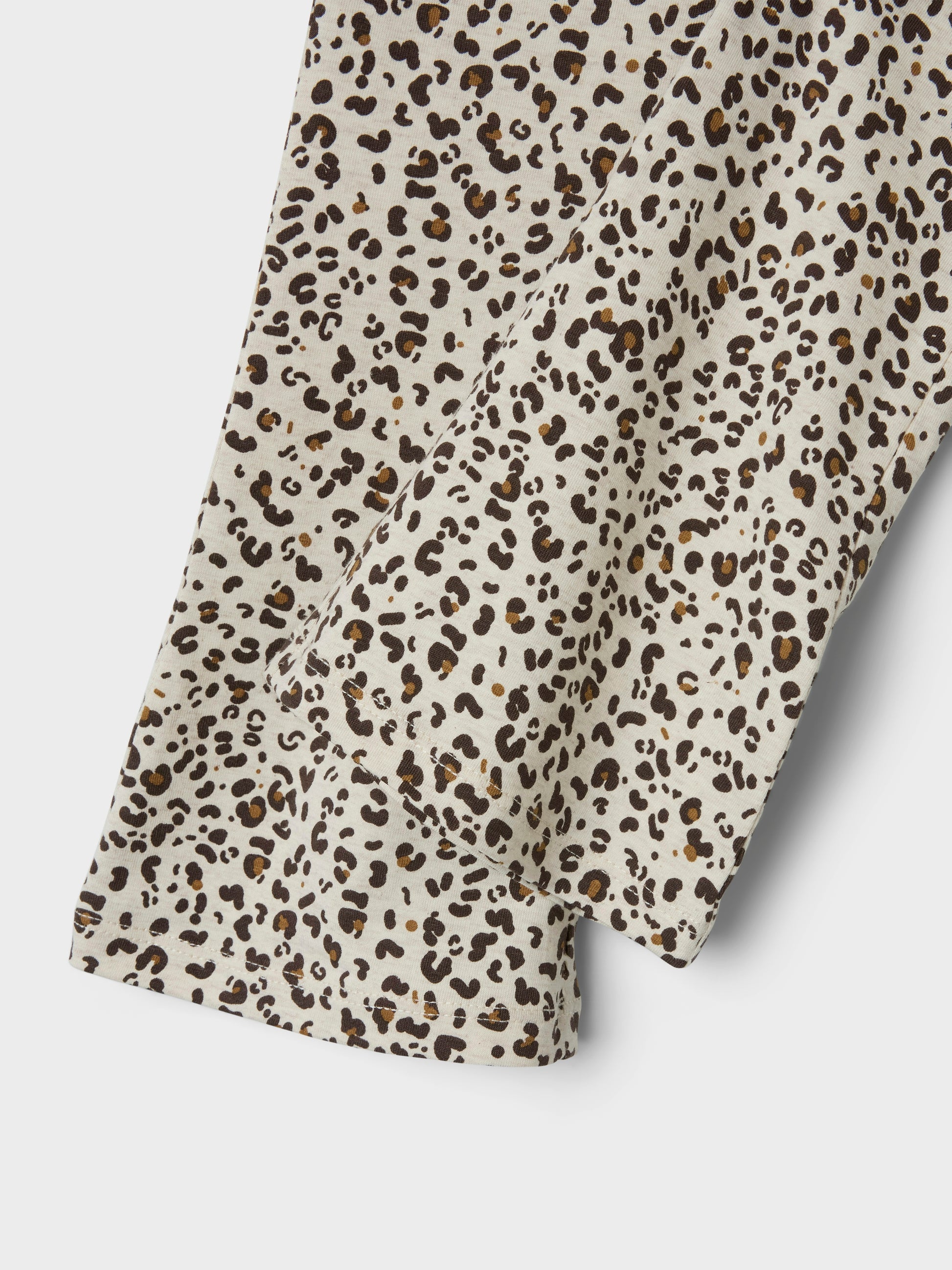 Leopard mönstrade bootcut byxor till liten flicka, tjej. Utsvängda mjuka byxor i ekologisk bomull.
Produkttyp: Leggings
Mönster: Mönster leopard upprepas över hela ytan av produkten
Passform: Slim Fit
Fästkomp : Bomull/elastan