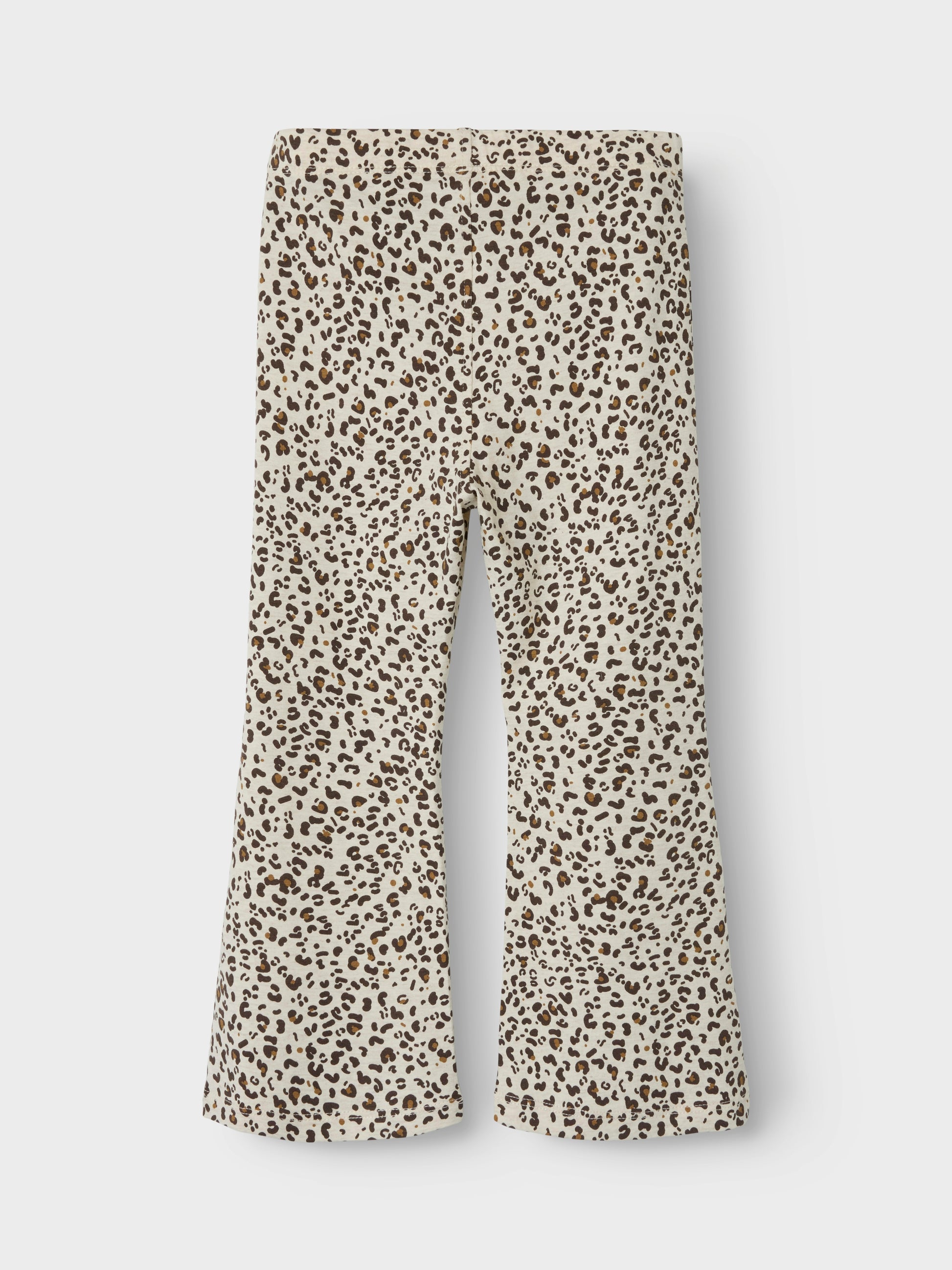 Leopard mönstrade bootcut byxor till liten flicka, tjej. Utsvängda mjuka byxor i ekologisk bomull.
Produkttyp: Leggings
Mönster: Mönster leopard upprepas över hela ytan av produkten
Passform: Slim Fit
Fästkomp : Bomull/elastan