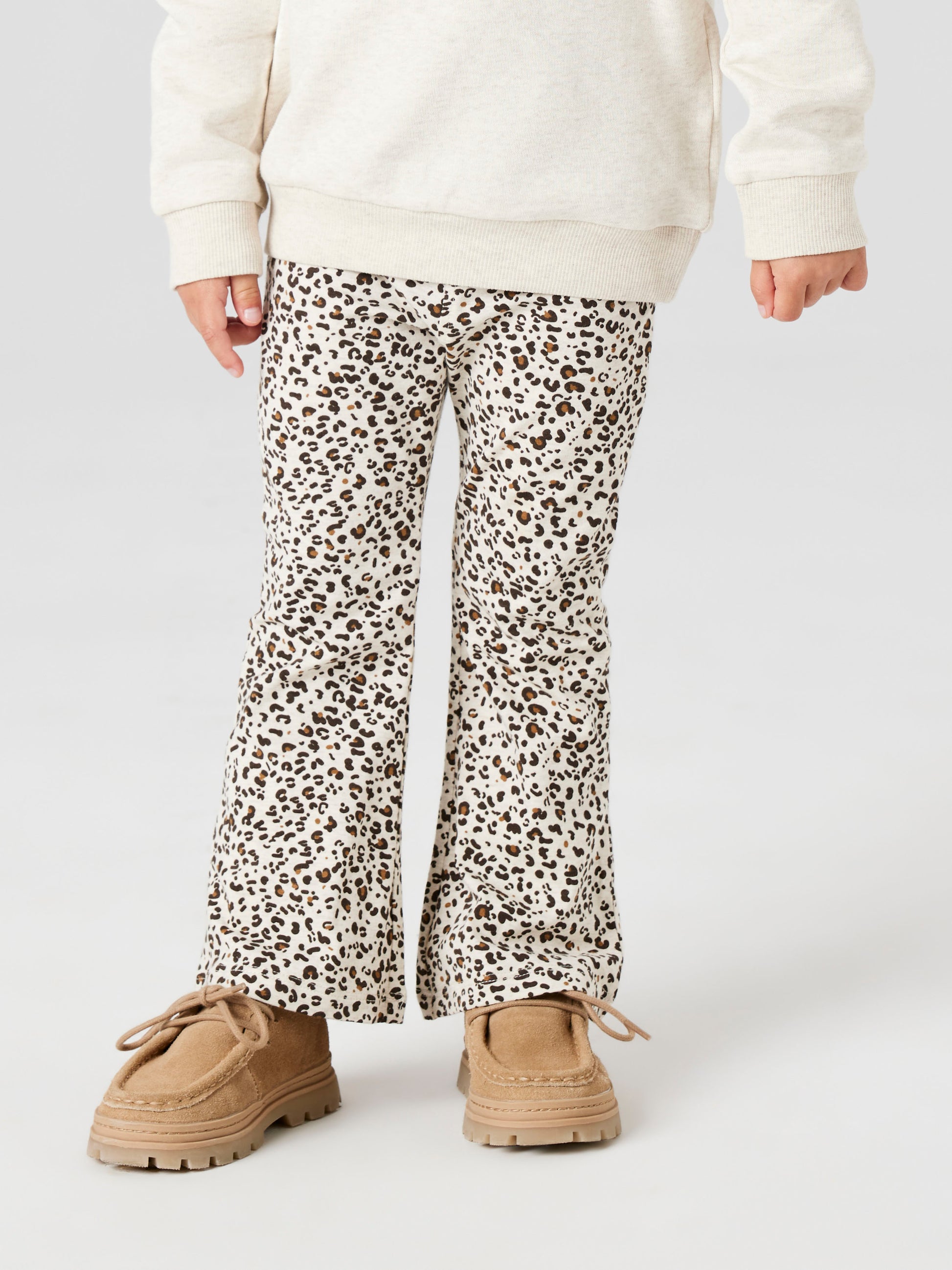 Leopard mönstrade bootcut byxor till liten flicka, tjej. Utsvängda mjuka byxor i ekologisk bomull.
Produkttyp: Leggings
Mönster: Mönster leopard upprepas över hela ytan av produkten
Passform: Slim Fit
Fästkomp : Bomull/elastan