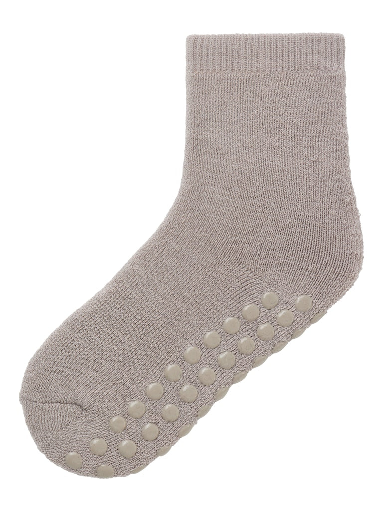 Grå halkstrumpa till flicka och pojke. Tjocka ull strumpor i merinoull med halkpluttar under. Varma strumpor, tjockstrumpor.
NMFWAKSI WO/BL TERRY SOCK W/NON SKID
13228512