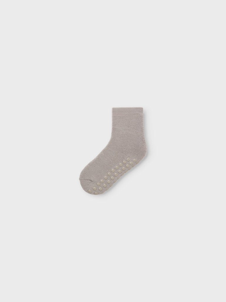 Grå halkstrumpa till flicka och pojke. Tjocka ull strumpor i merinoull med halkpluttar under. Varma strumpor, tjockstrumpor.
NMFWAKSI WO/BL TERRY SOCK W/NON SKID
13228512