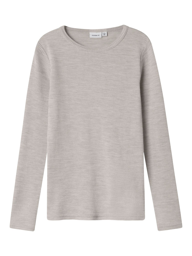 Grå ull tröja till pojke och flicka. Merinoull när den är som bäst. Underställ till tjej och kille från Name it. Barnkläder ull underställströja.
NKNWAX WOOL RIB LS TOP
13242139