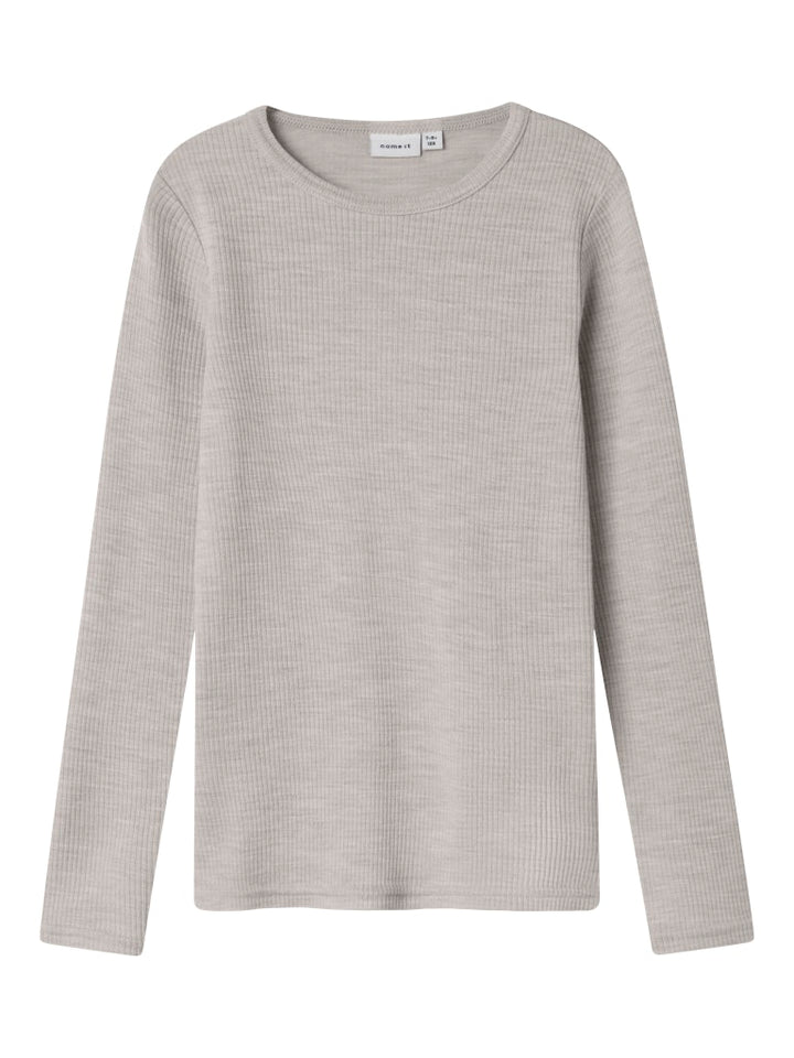 Grå ull tröja till pojke och flicka. Merinoull när den är som bäst. Underställ till tjej och kille från Name it. Barnkläder ull underställströja.
NKNWAX WOOL RIB LS TOP
13242139