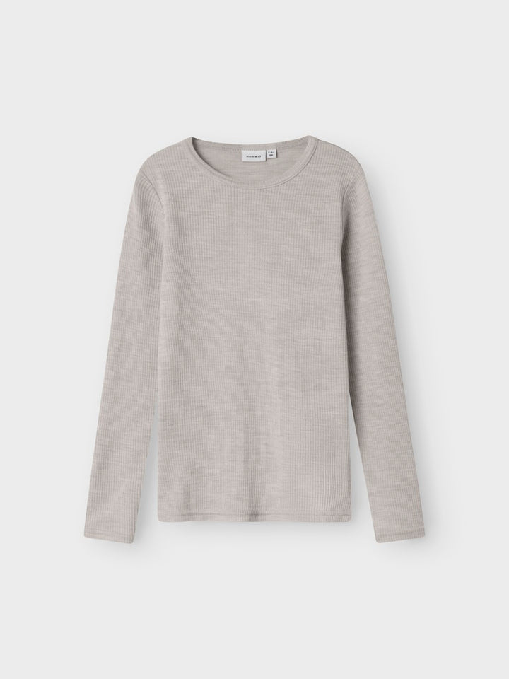 Grå ull tröja till pojke och flicka. Merinoull när den är som bäst. Underställ till tjej och kille från Name it. Barnkläder ull underställströja.
NKNWAX WOOL RIB LS TOP
13242139