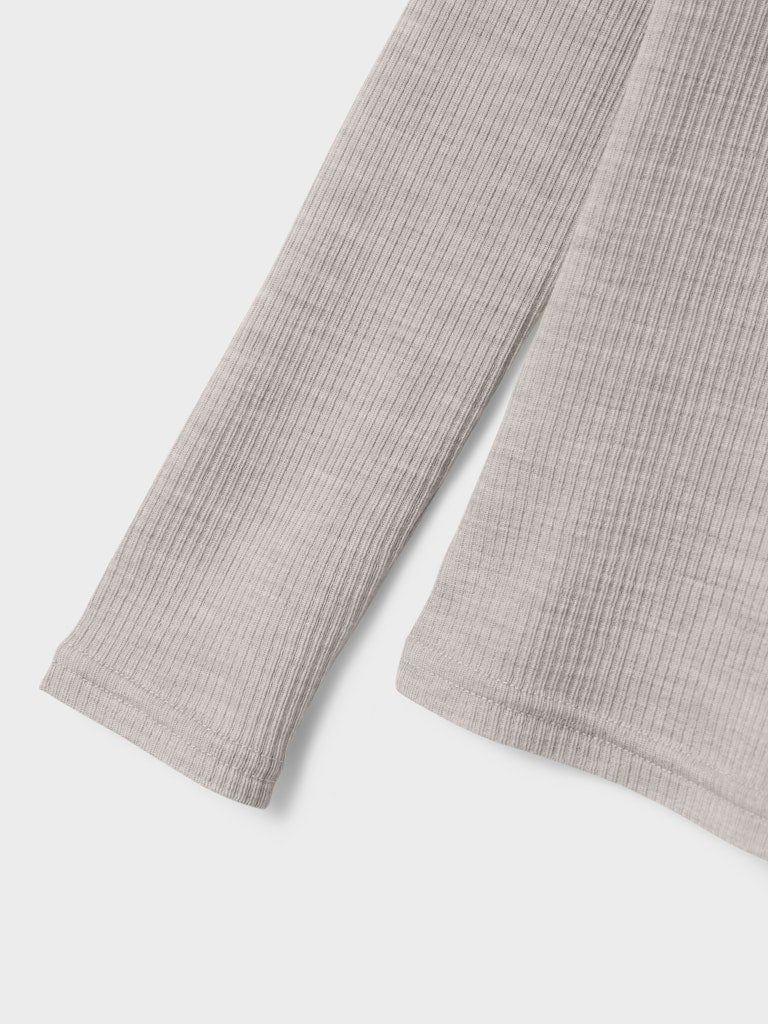 Grå ull tröja till pojke och flicka. Merinoull när den är som bäst. Underställ till tjej och kille från Name it. Barnkläder ull underställströja.
NKNWAX WOOL RIB LS TOP
13242139