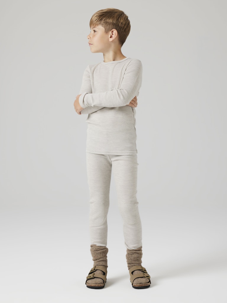 Grå ull tröja till pojke och flicka. Merinoull när den är som bäst. Underställ till tjej och kille från Name it. Barnkläder ull underställströja.
NKNWAX WOOL RIB LS TOP
13242139