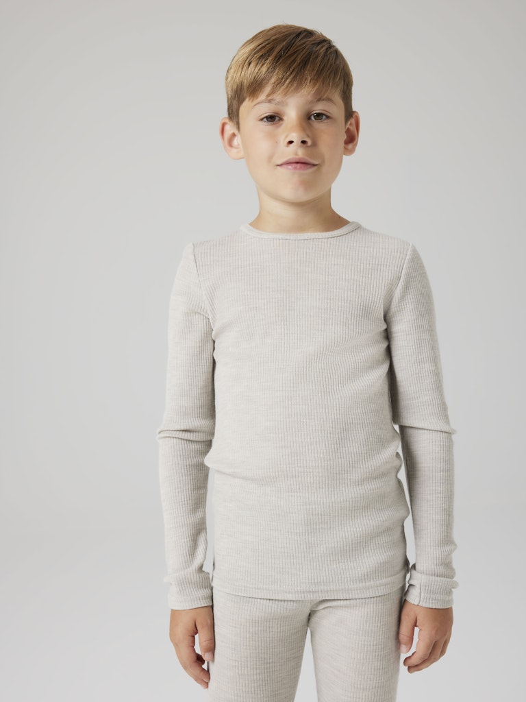 Grå ull tröja till pojke och flicka. Merinoull när den är som bäst. Underställ till tjej och kille från Name it. Barnkläder ull underställströja.
NKNWAX WOOL RIB LS TOP
13242139