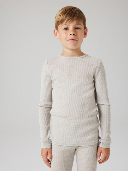 Grå ull tröja till pojke och flicka. Merinoull när den är som bäst. Underställ till tjej och kille från Name it. Barnkläder ull underställströja.
NKNWAX WOOL RIB LS TOP
13242139