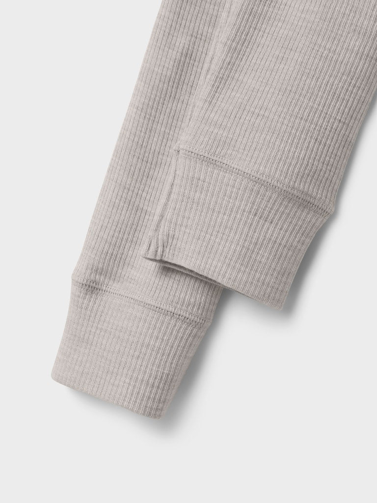 Grå långkalsonger till flicka och pojke. Underställ byxor i merinoull från Name it. Ull leggings till tjej och kille, Ullkläder till barn.
NKNWAX WOOL RIB LEGGINGS
13242138