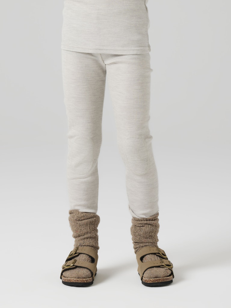 Grå långkalsonger till flicka och pojke. Underställ byxor i merinoull från Name it. Ull leggings till tjej och kille, Ullkläder till barn.
NKNWAX WOOL RIB LEGGINGS
13242138