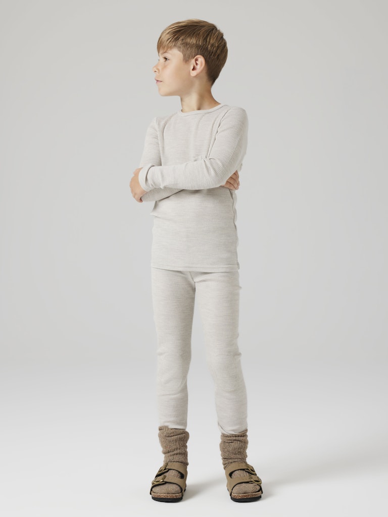 Grå långkalsonger till flicka och pojke. Underställ byxor i merinoull från Name it. Ull leggings till tjej och kille, Ullkläder till barn.
NKNWAX WOOL RIB LEGGINGS
13242138