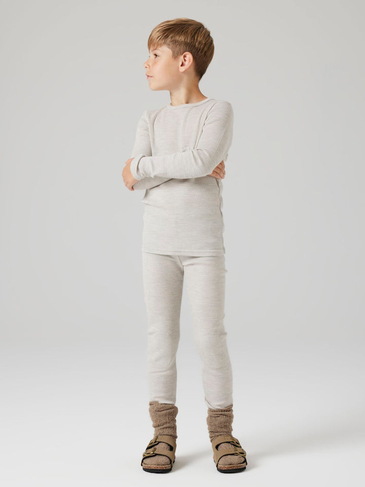 Grå långkalsonger till flicka och pojke. Underställ byxor i merinoull från Name it. Ull leggings till tjej och kille, Ullkläder till barn.
NKNWAX WOOL RIB LEGGINGS
13242138