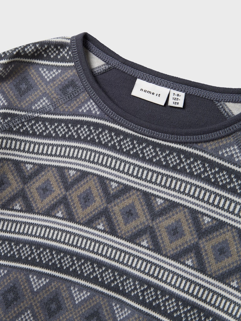 Blå merino ull underställs tröja till pojke. Barn kläder i varm och skön merinoull till kille från Nameit.
NKMWILLTO WOOL LS TOP
13229091