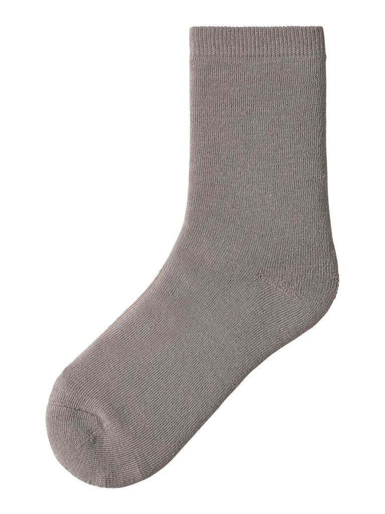 Grå ull strumpa i merino ull till flicka och pojke. Varm tjock strumpa, raggsocka som värmer fötterna till barn tjej och kille. 
NKFWAKSI WO/BL TERRY SOCK
13228568
