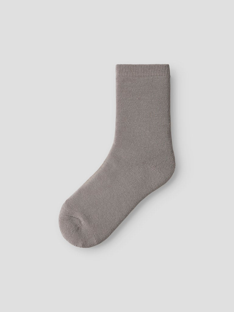 Grå ull strumpa i merino ull till flicka och pojke. Varm tjock strumpa, raggsocka som värmer fötterna till barn tjej och kille. 
NKFWAKSI WO/BL TERRY SOCK
13228568