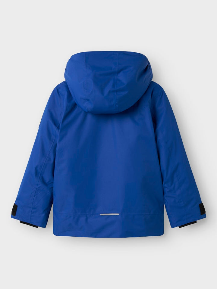 Teknisk och snygg –  Skid jacka till kille och tjej från Name it.
Blå vinter jacka som håller din pojke och flicka varm och skön kalla dagar för en aktiv och äventyrlig barn och ungdom. 
NKNSLOPE10 JACKET SKI EDITION FO NOOS
13233441