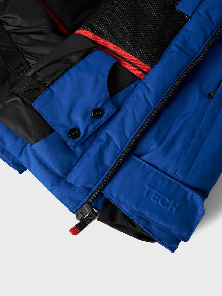 Teknisk och snygg –  Skid jacka till kille och tjej från Name it.
Blå vinter jacka som håller din pojke och flicka varm och skön kalla dagar för en aktiv och äventyrlig barn och ungdom. 
NKNSLOPE10 JACKET SKI EDITION FO NOOS
13233441