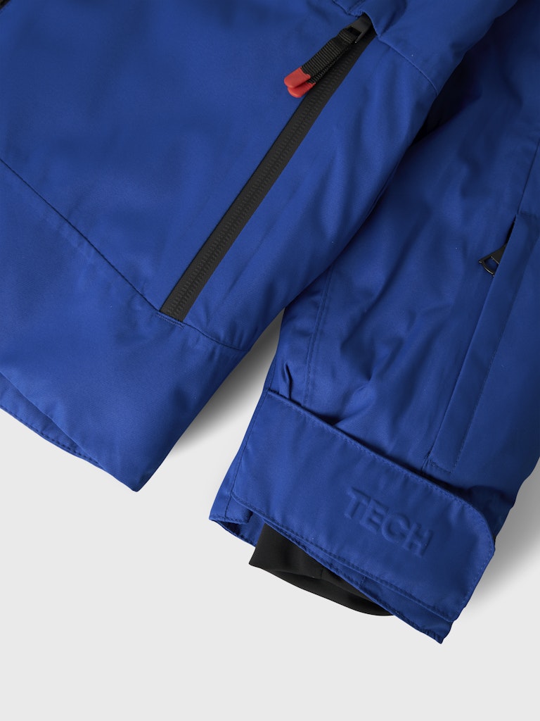 Teknisk och snygg –  Skid jacka till kille och tjej från Name it.
Blå vinter jacka som håller din pojke och flicka varm och skön kalla dagar för en aktiv och äventyrlig barn och ungdom. 
NKNSLOPE10 JACKET SKI EDITION FO NOOS
13233441