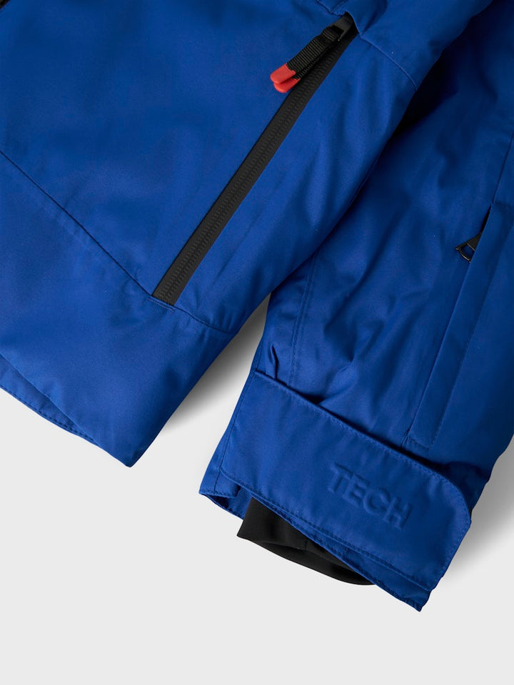 Teknisk och snygg –  Skid jacka till kille och tjej från Name it.
Blå vinter jacka som håller din pojke och flicka varm och skön kalla dagar för en aktiv och äventyrlig barn och ungdom. 
NKNSLOPE10 JACKET SKI EDITION FO NOOS
13233441