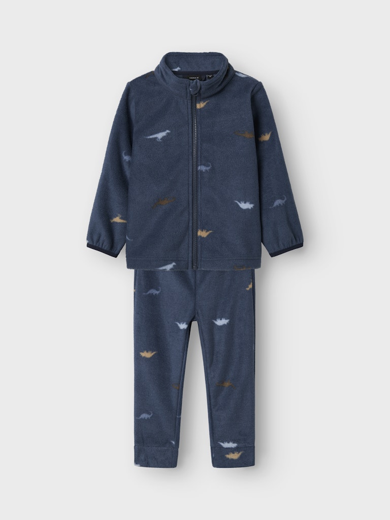 Fleece set med fleece jacka och byxa till pojke. Fleecekläder till barn från Name it. Blå med dinosaurie på
NMNSPEKTRA FLEECE SET AOP FO
13232943