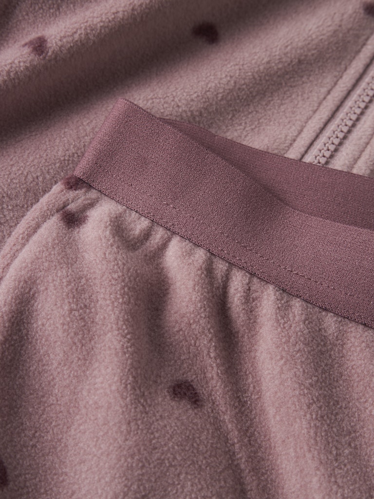 Fleece set med fleece jacka och byxa till flicka. Fleecekläder till barn från Name it. Rosa med hjärtan på
NMNSPEKTRA FLEECE SET AOP FO
13232943