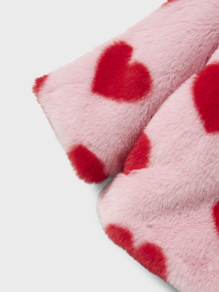 Rosa fusk päls med röda hjärtan till flicka. Barnkläder söt, gullig och samtidigt tuff pälsjacka från Name it.
NMFMINDY JACKET1
13243657 