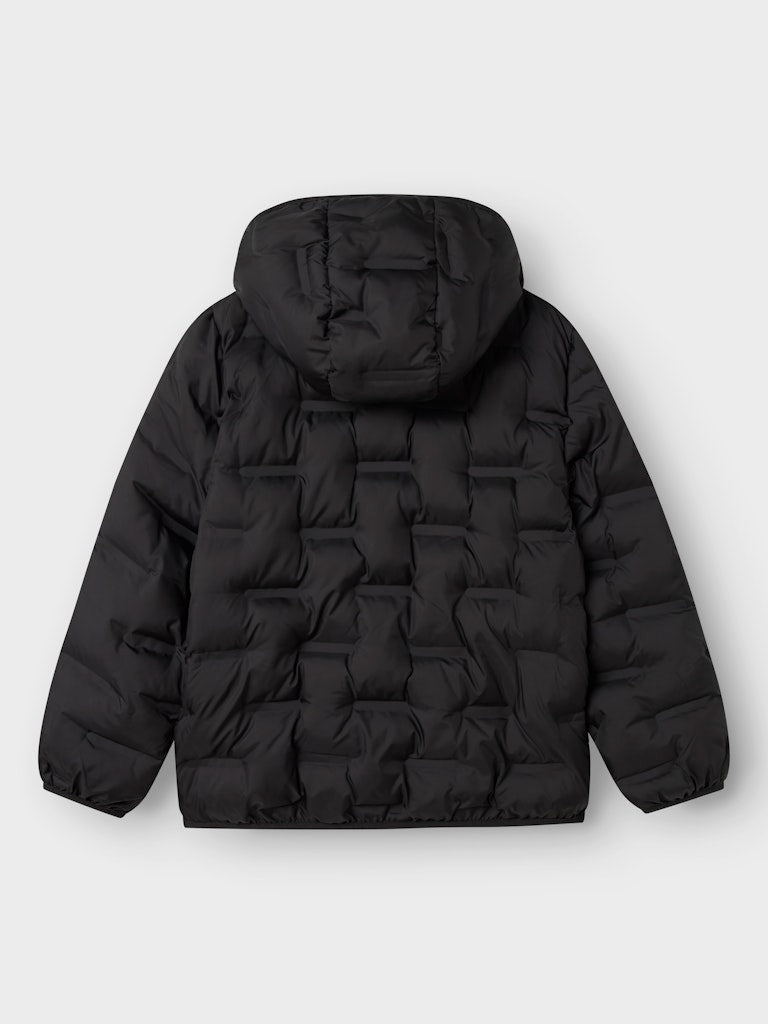 Svart täck jacka till pojke. Puffig lättviktsjacka med avtagbar huva till kille. Tunn vinterjacka, höstjacka perfekt skoljacka.
NKMMASON JACKET1
13243957