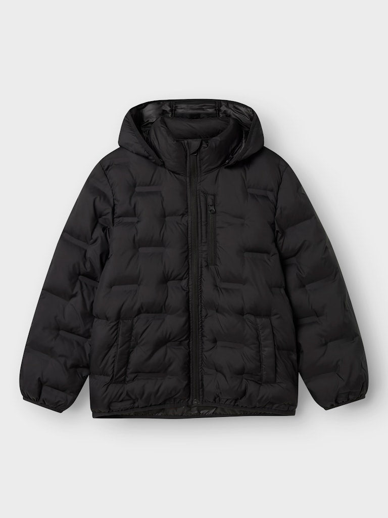 Svart täck jacka till pojke. Puffig lättviktsjacka med avtagbar huva till kille. Tunn vinterjacka, höstjacka perfekt skoljacka.
NKMMASON JACKET1
13243957