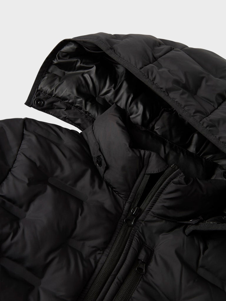 Svart täck jacka till pojke. Puffig lättviktsjacka med avtagbar huva till kille. Tunn vinterjacka, höstjacka perfekt skoljacka.
NKMMASON JACKET1
13243957