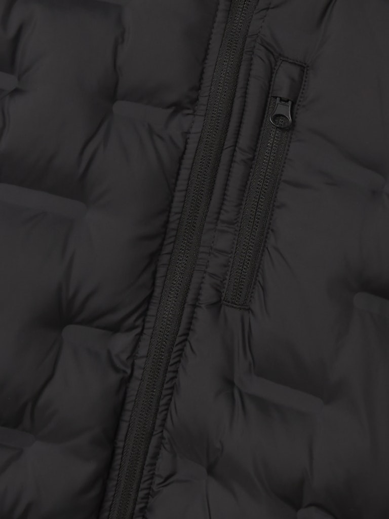 Svart täck jacka till pojke. Puffig lättviktsjacka med avtagbar huva till kille. Tunn vinterjacka, höstjacka perfekt skoljacka.
NKMMASON JACKET1
13243957