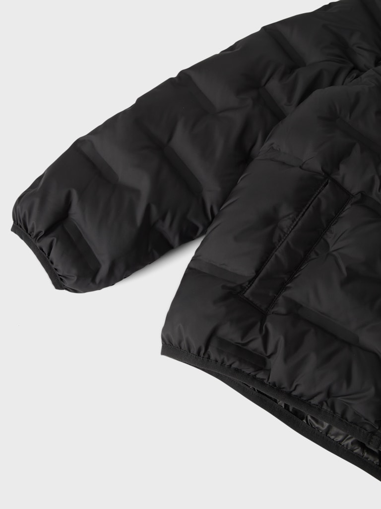 Svart täck jacka till pojke. Puffig lättviktsjacka med avtagbar huva till kille. Tunn vinterjacka, höstjacka perfekt skoljacka.
NKMMASON JACKET1
13243957