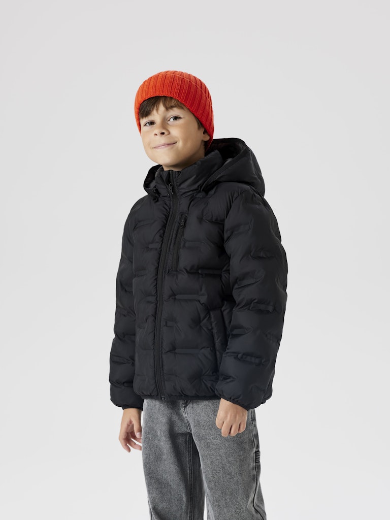 Svart täck jacka till pojke. Puffig lättviktsjacka med avtagbar huva till kille. Tunn vinterjacka, höstjacka perfekt skoljacka.
NKMMASON JACKET1
13243957