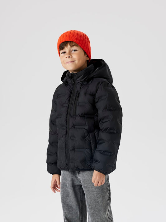 Svart täck jacka till pojke. Puffig lättviktsjacka med avtagbar huva till kille. Tunn vinterjacka, höstjacka perfekt skoljacka.
NKMMASON JACKET1
13243957