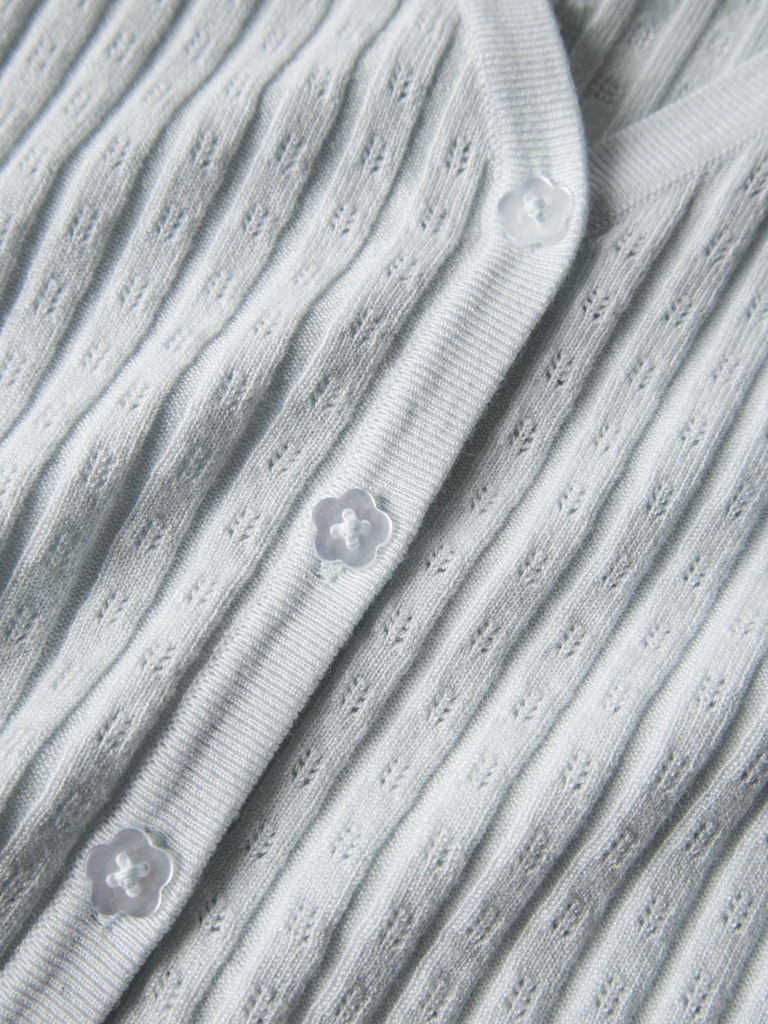 Stickad v-ringad kofta till flicka. Söt cardigan i ljus blå från Name it.
NMFKIND LS KNIT CARD
13244441