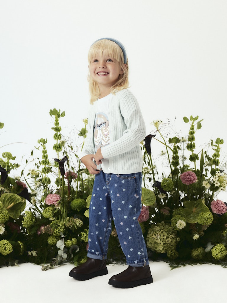 Stickad v-ringad kofta till flicka. Söt cardigan i ljus blå från Name it.
NMFKIND LS KNIT CARD
13244441