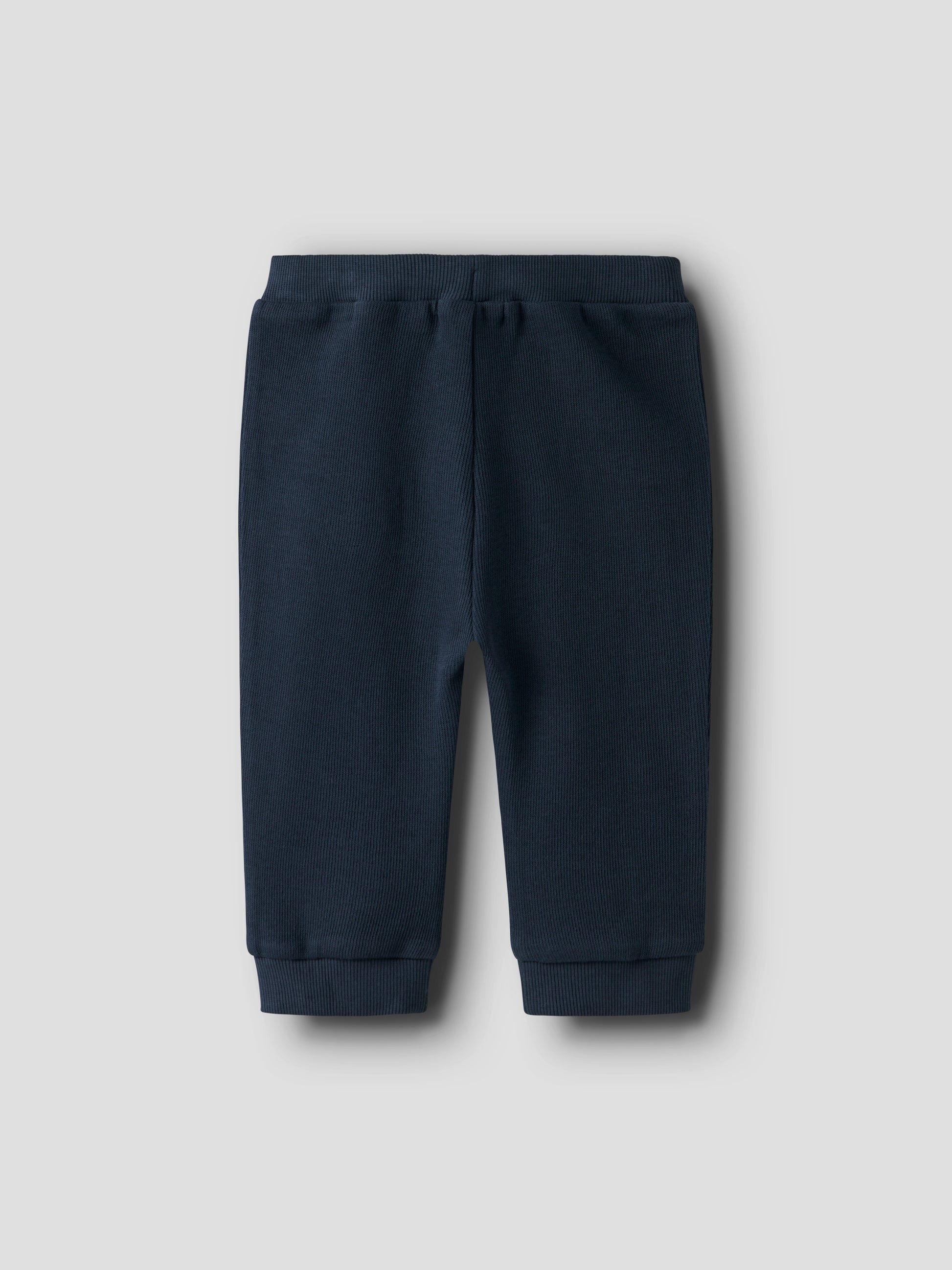 Mörk blå sweat byxa till baby pojke. Ekologiska bebis kläder från Name it.
NBMKENNIE SWEAT PANT
13244483