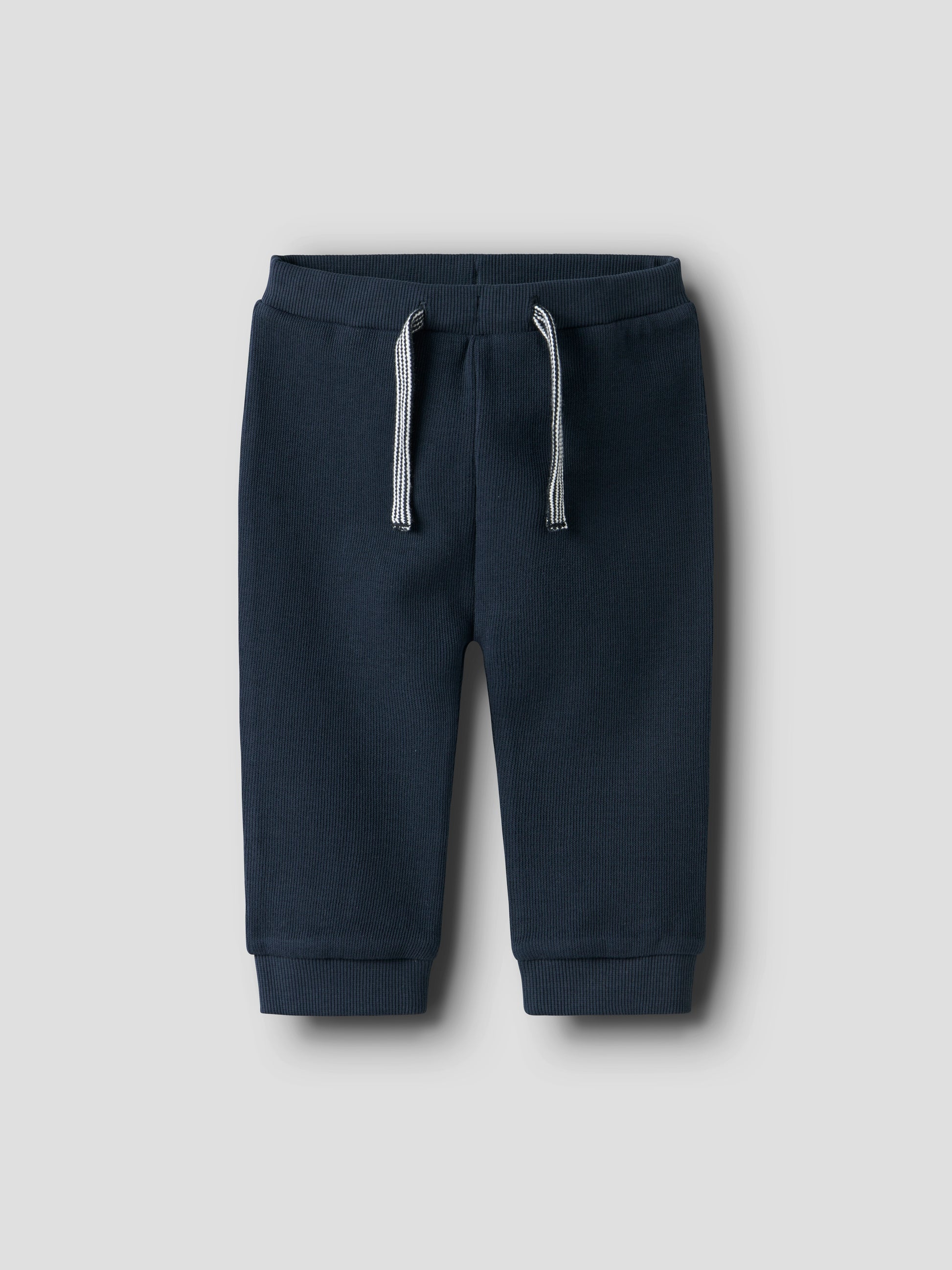 Mörk blå sweat byxa till baby pojke. Ekologiska bebis kläder från Name it.
NBMKENNIE SWEAT PANT
13244483