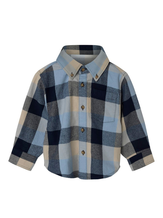 Blå rutig overshirt, flanell skjorta till liten pojke. Ekologiska barnkläder från Name it.
NMMLARRY LS OVERSHIRT
13244789