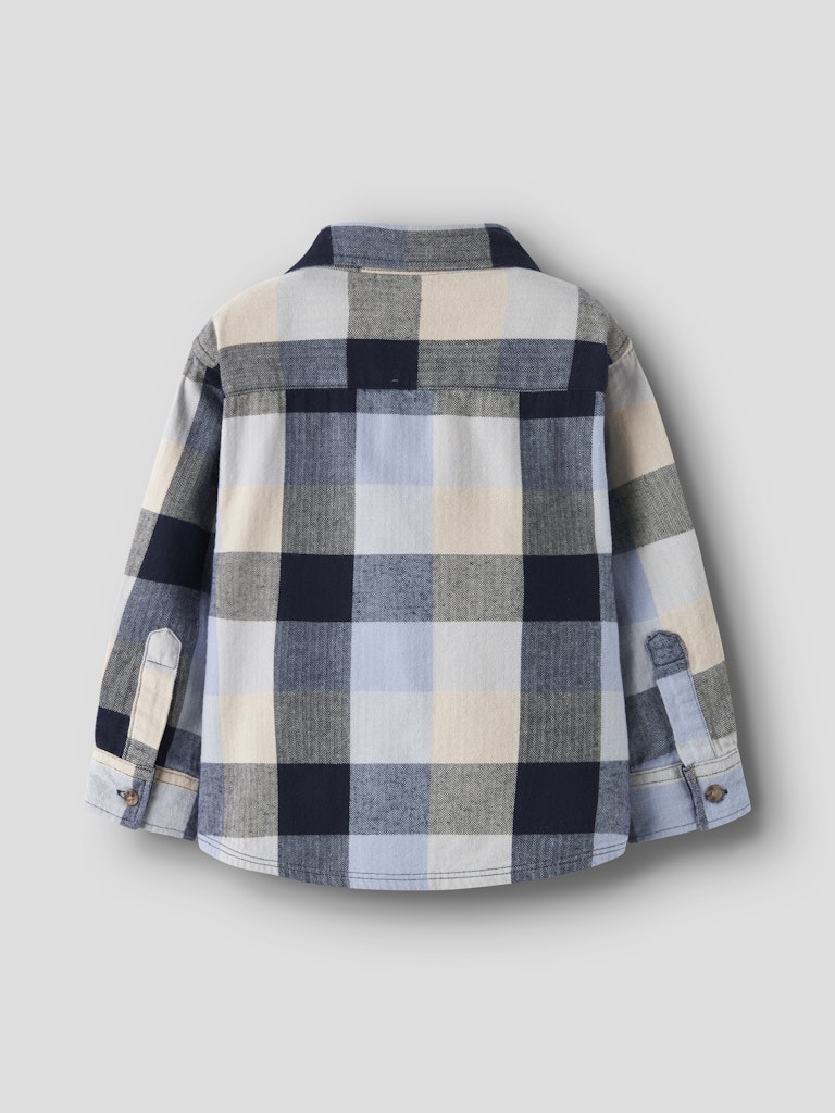 Blå rutig overshirt, flanell skjorta till liten pojke. Ekologiska barnkläder från Name it.
NMMLARRY LS OVERSHIRT
13244789
