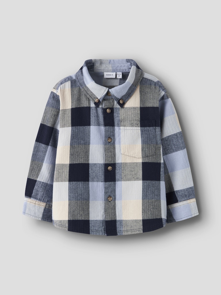 Blå rutig overshirt, flanell skjorta till liten pojke. Ekologiska barnkläder från Name it.
NMMLARRY LS OVERSHIRT
13244789