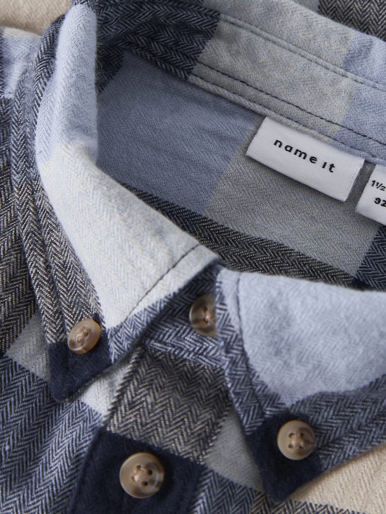 Blå rutig overshirt, flanell skjorta till liten pojke. Ekologiska barnkläder från Name it.
NMMLARRY LS OVERSHIRT
13244789