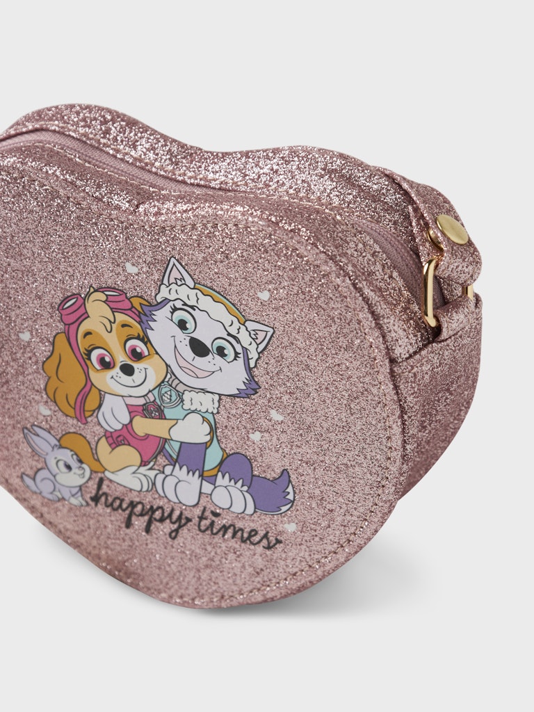 Rosa Paw Patrol väska till flicka. Handväska med hundar i rosa glitter och i formen av ett hjärta.
NMFJISKINA PAW BAG CPLG
13244878