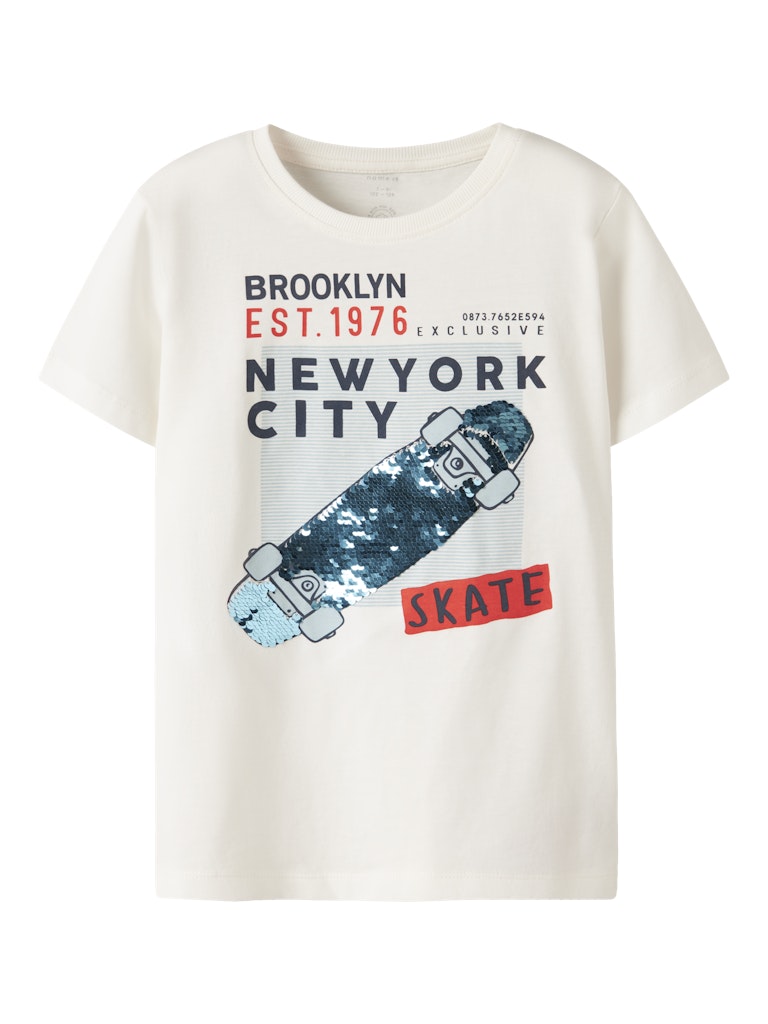 Vit skate t-shirt med flip paljetter till kille i ekologisk bomull från Name it.
NKMKURTH SS TOP PB
13244910