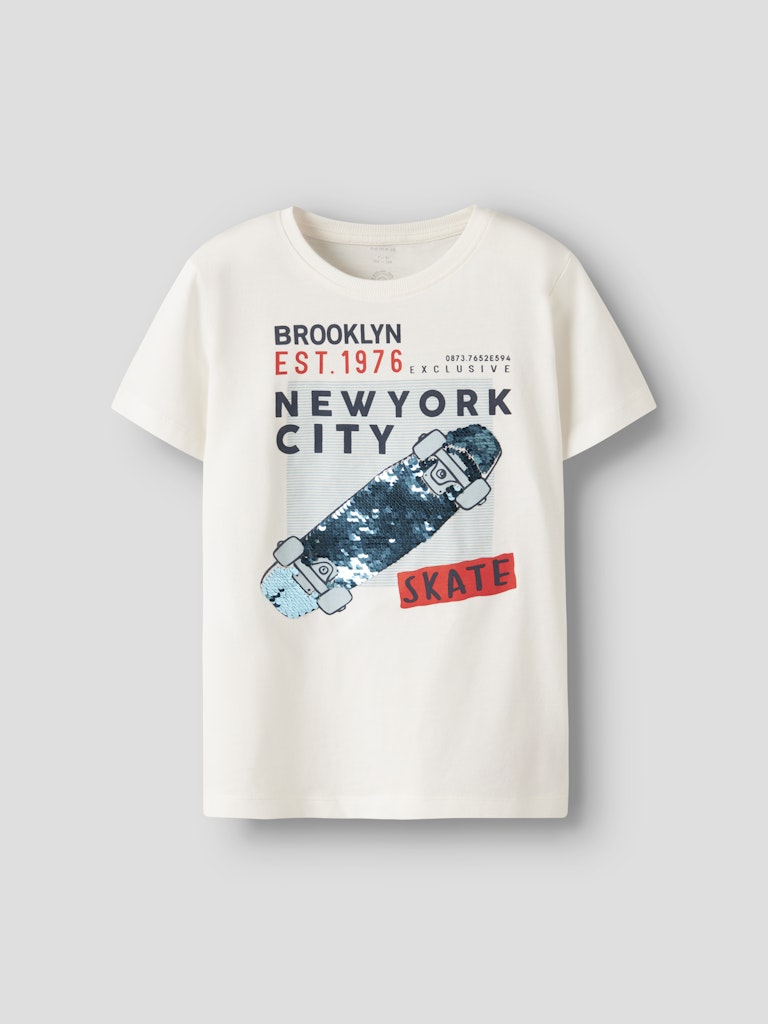 Vit skate t-shirt med flip paljetter till kille i ekologisk bomull från Name it.
NKMKURTH SS TOP PB
13244910